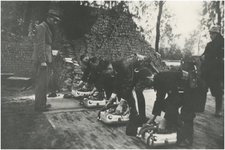 191385 Het houden van een oefening door de brandweer: het oefenen met een zuurstofmasker, 1941