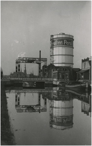 191608 Eindhovens Kanaal, met op de achtergrond de gashouder aan de Nachtegaallaan, 1939 - 1940