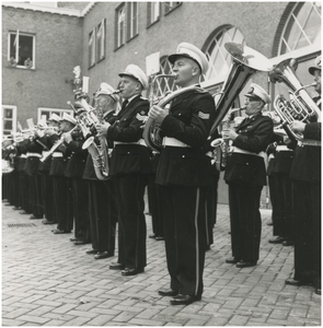 191806 Serie van 3 foto's betreffende de presentatie van de stormbrigade van de Gemeente Politie Eindhoven. Het spelen ...
