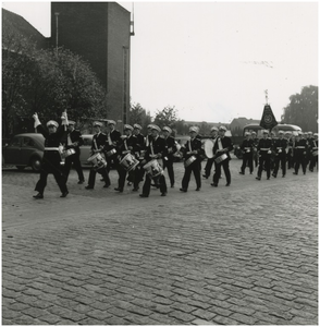 191807 Serie van 3 foto's betreffende de presentatie van de stormbrigade van de Gemeente Politie Eindhoven. Het spelen ...