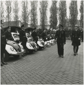 191808 Serie van 3 foto's betreffende de presentatie van de stormbrigade van de Gemeente Politie Eindhoven. Het ...