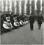 191808 Serie van 3 foto's betreffende de presentatie van de stormbrigade van de Gemeente Politie Eindhoven. Het ...