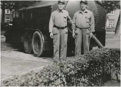 191851 Het schoonzuigen van het riool met een zuigwagen door medewerkers van de reinigingsdienst, ca. 1950