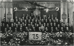 192120 Leden van mannenkoor 'La Bonne Esperance' ter gelegenheid van het 75-jarig bestaan. De vrouwen op de foto ...