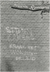 192125 Politieke graffiti op de muur van een Italiaans restaurant aan Stratumseind: Steun krakers, kraak het ...