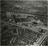 192327 Luchtopname van Strijp, Zwaanstraat: - Beukenlaan (rechtsonder), - Zwaanstraat (links naar rechts), - spoorlijn ...