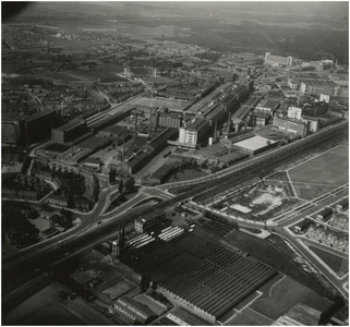 192328 Luchtopname van Strijp-S en Woensel, Limbeek: - bedrijvencomplex Baekers' Textielfabrieken, Steenstraat (onder), ...
