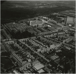 192339 Luchtopname van Strijp, Drents Dorp: - Halvemaanstraat (midden, links naar rechts), - bedrijvencomplex Philips ...