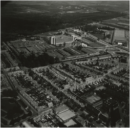 192339 Luchtopname van Strijp, Drents Dorp: - Halvemaanstraat (midden, links naar rechts), - bedrijvencomplex Philips ...