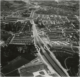 192364 Luchtopname van omgeving Gestel: - Boutenslaan (midden, boven - beneden), - Hoogstraat (midden, links - rechts), ...