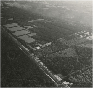 192389 Luchtopname van omgeving Strijp, de Herdgang: - spoorlijn Eindhoven-Boxtel (onder), - sportvelden de Herdgang ...