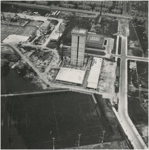 192397 Luchtopname van omgeving bedrijvencomplex Philips, Boschdijk: - Boschdijk (boven), - Pieter Zeemanstraat ...