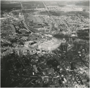 192423 Luchtopname van Eindhoven, Centrum: - Keizersgracht (rechtsonder-midden), - Bedrijvencomplex Philips, Emmasingel ...