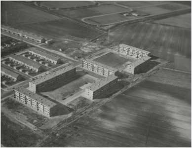 192444 Luchtopname van omgeving Woensel, Prinsejagt: - Fruinlaan (links-midden), - Verbernelaan (midden-links), - ...