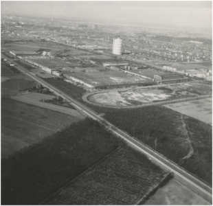 192446 Luchtopname van omgeving Stratum, De Poeijers: - Geldropseweg (rechtsvoor - linksmidden), - bedrijvencomplex DAF ...