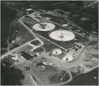 192474 Luchtopname van omgeving Woensel, Eckartdal: rioolwaterzuiveringsinstallatie, 01-06-1963