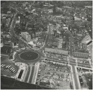 192569 Luchtopname omgeving 18 Septemberplein: - winkelpanden C&A & Lodewijks Woninginrichting (rechts van rotonde), - ...