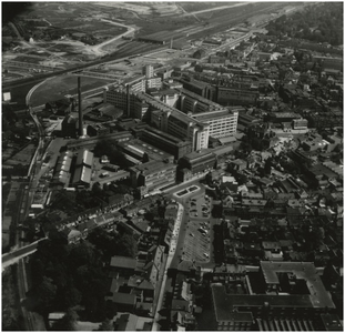 192572 Luchtopname omgeving bedrijvencomplex Philips, Emmasingel (midden): - spoorlijn Eindhoven-Valkenswaard-Hasselt ...