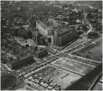 192576 Luchtopname omgeving bedrijvencomplex Philips, Emmasingel (midden): - 18 Septemberplein (linksonder-midden), - ...