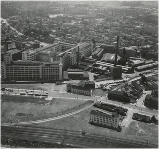 192577 Luchtopname omgeving bedrijvencomplex Philips, Emmasingel (links): - Mathildelaan (midden, links-rechts), - ...