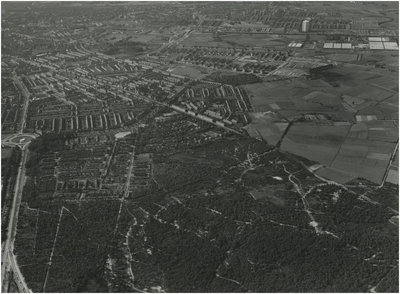 192615 Luchtopname van omgeving Leenderweg: - Leenderweg en Floraplein (links), - Heezerweg (midden), - Stratumse Heide ...
