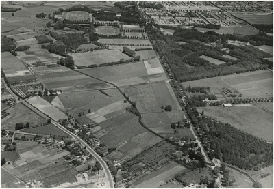 192620 Luchtopname omgeving Aalsterweg: - Aalsterweg (midden), - Gemeentelijk Sportpark Aalsterweg (linksboven), 06-1958