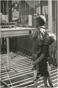 192889 Kinderen bekijken een maquette van de Stadsschouwburg, 1960