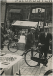 192940 Het aanbieden van kaas in de Marktstraat. Op de achtergrond kruidenierswinkel De Gruyter, ca. 1930