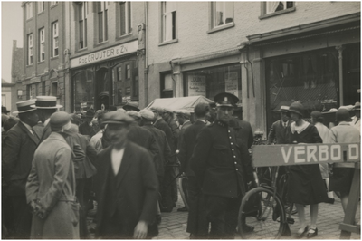 192948 Winkelend publiek in de Marktstraat. Op de achtergrond kruidenierszaak P. de Gruyter, ca. 1930