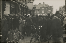 192950 Mensen drommen samen in de Nieuwstraat. Links Staalwarenhuis Solinger, ca. 1930