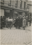 192952 Publiek bij een demonstratie voor het pand van Staalwarenhuis Solinger in de Nieuwstraat, ca. 1930