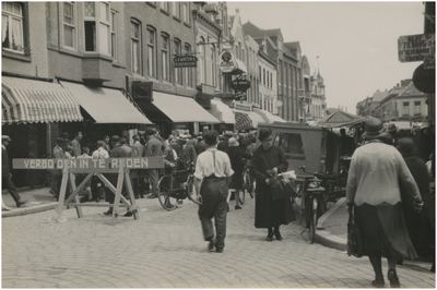 192956 Markstraat gezien vanaf de Demer. Links drankenhandel Rijnbende, schoenenwinkel P. van de Water, sigarenwinkel ...