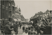 192957 Jongens in schooluniform op de Markt, gezien richting Nieuwstraat. Links het ui-vormige torentje van het pand ...