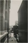 192964 Jan van Lieshoutstraat: doorkijkje, meisjes op het trottoir, ca. 1930