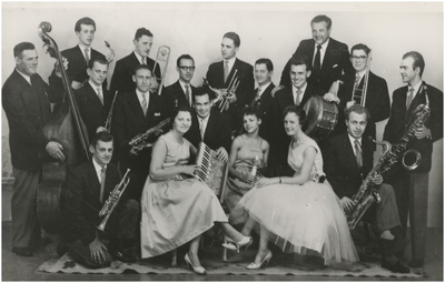 193120 Leden van het Eindhovens Amusements Orkest (E.A.O.), 1955