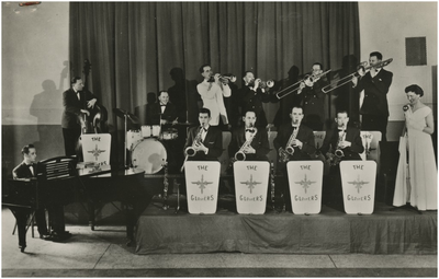 193128 Uitvoering door dansorkest The Glosters onder leiding van Peer Severijns (met trompet, in witte smoking), in de ...