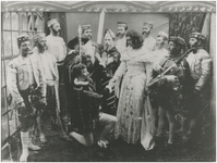 193180 Leden van toneelvereniging Het Rozenknopje. Met o.a. Chris Schäfer (met geheven zwaard), Piet van Gennip (rechts ...