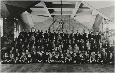 193184 Leden van het kerkkoor van de Heilig Hartkerk of Paterskerk. In het midden koorleider dhr. van de Heuvel, ca. 1936
