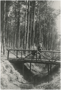 193237 Twee jongens op een brug over de Groote Beek, 1937
