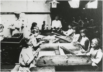 193252 Een onderdeel van het productieproces van een sigarenfabriek: het rollen van sigaren, ca. 1910