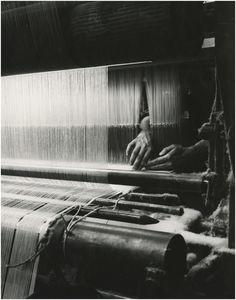 193253 Het productieproces in een textielfabriek: het weven, ca. 1960