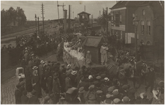 193262 Serie van 4 foto's betreffende de optocht ter gelegenheid van het 25-jarig jubileum van Philips NV. Het ...