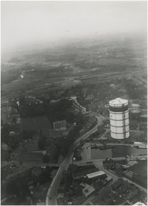193329 Panorama van de Bleekstraat en Nachtegaallaan. Rechts de gashouder en het havenhoofd, 1940