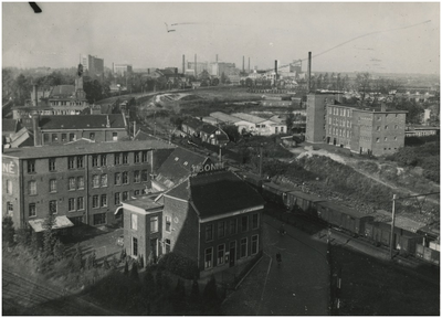 193330 Panorama van de Parallelweg: gezien vanaf het Philipscomplex aan de Emmasingel, met links de sigarenfabriek ...