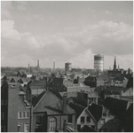 193380 Panorama van de gashouders aan de Nachtegaallaan, met rechtsachter de Paterskerk, ca. 1935