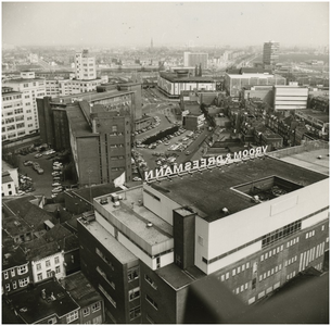 193390 Panorama gezien vanaf 't Hooghuis: richting Mathildelaan, met voor het pand van Vroom & Dreesmann aan de ...