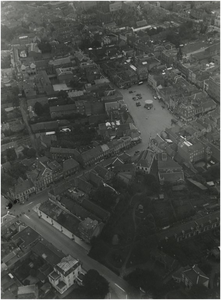 193410 Panorama van de Markt: boven in het midden de Catharinakerk, met onder de Rechtestraat, ca. 1930