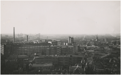193413 Panorama van het Philipscomplex aan de Emmasingel: gezien vanaf de Catharinakerk, met middenonder het stadhuis ...