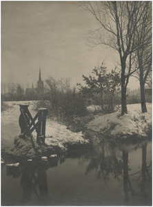 193573 Winteropname van De Elzent: de Dommel met een oude oversteekpont. Op de achtergrond de Catharinakerk, 1922