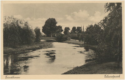 193601 Elzentpark: de Dommel. Op de achtergrond de brug richting de Jan Smitzlaan en de Catharinakerk, ca. 1935